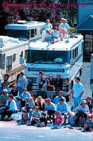 Stock Photo #4985: keywords -  array audience crowd crowded gather gathered gathering grouped home lots many motor multitude observe oregon parade people portland rose rv see together vert watch